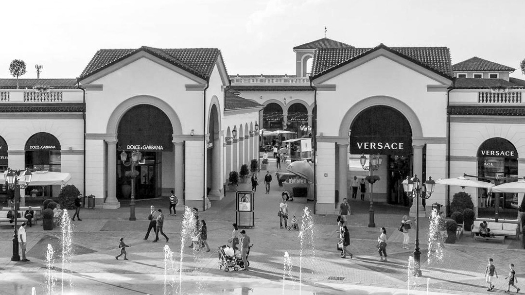Serravalle outlet village central plaza